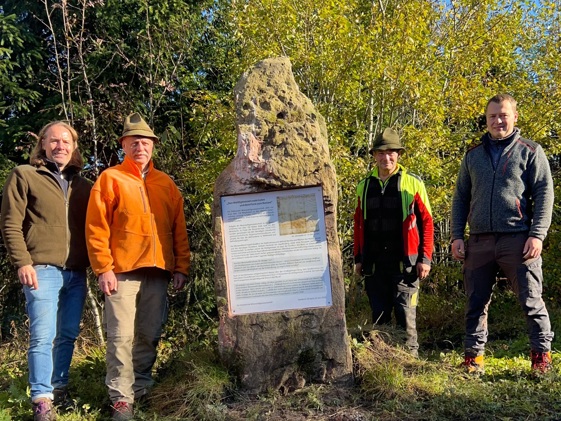 Bild vor einem Schild im Wald der Mooswaldgenossenschaft in Ödsbach